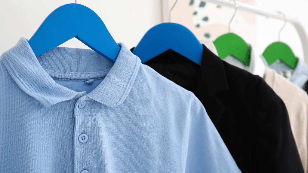 Camisa polo azul, camisa polo preta